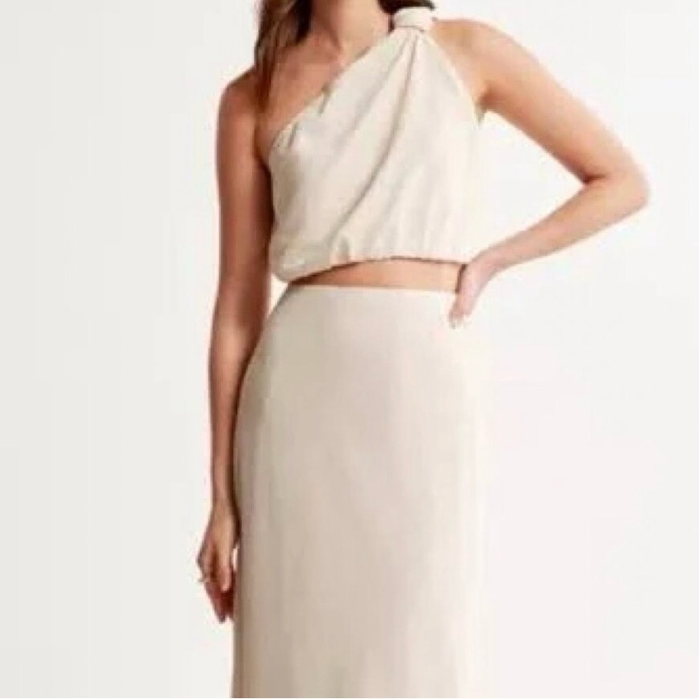 NWT Abercrombie & Fitch Crinkle Textured One-Shoulder Top - Size M